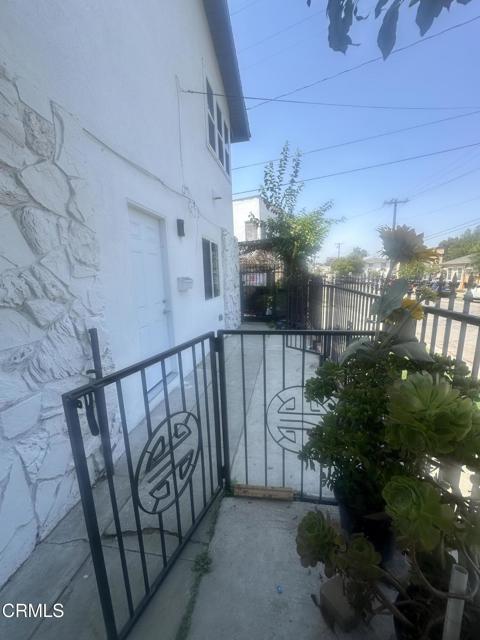 1441 N Carmelita Avenue, Los Angeles CA: https://media.crmls.org/mediaz/39ed083b-a3cf-4452-89f4-984ffdddf468.jpg