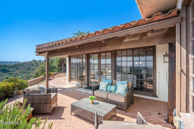 2457 Angelo Drive, Los Angeles CA: https://media.crmls.org/mediaz/39ed10ba-0269-49b5-bd11-0cc79e10ac20.jpg
