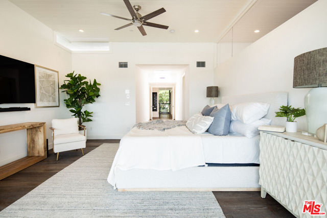 934 1st Street, Manhattan Beach CA: https://media.crmls.org/mediaz/39edc47f-54d1-4693-8318-689a0515fd72.jpg