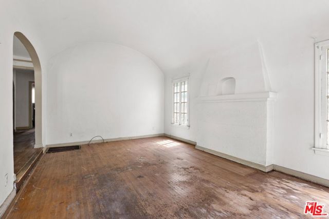 1925 19th Street, Santa Monica CA: https://media.crmls.org/mediaz/39ef1a48-1b68-4fbd-aa41-6ae5a4f4c587.jpg