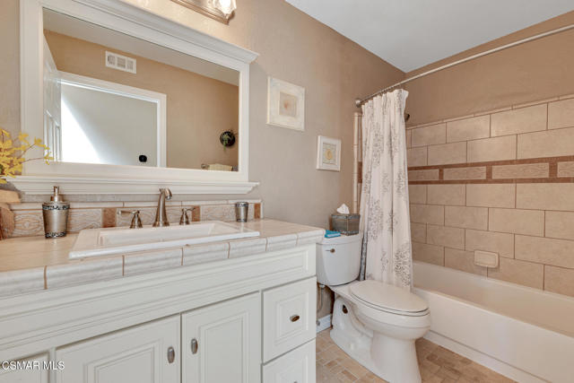4542 Skidmore Court, Moorpark CA: https://media.crmls.org/mediaz/39ef48e0-6641-4e6f-8dbe-c53c77612161.jpg
