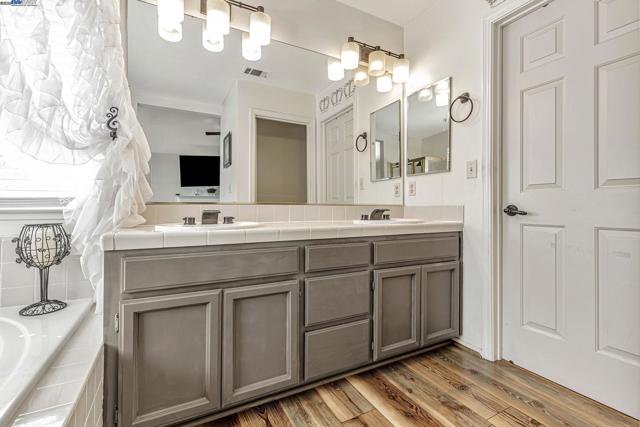 639 Eaker Ct, Antioch CA: https://media.crmls.org/mediaz/39eff1bb-b6a6-4fb8-9ea8-96b43634c205.jpg
