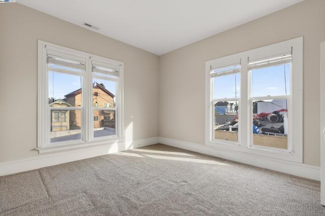 1011 E 11Th St, Oakland CA: https://media.crmls.org/mediaz/39f04f14-da45-4c7b-9fdc-535f87a8a8c9.jpg