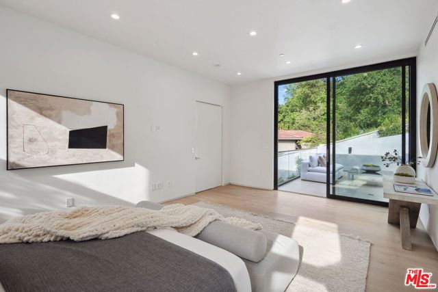 3670 Buena Park Drive, Studio City CA: https://media.crmls.org/mediaz/39f08743-e595-437b-9fd7-949822d21207.jpg