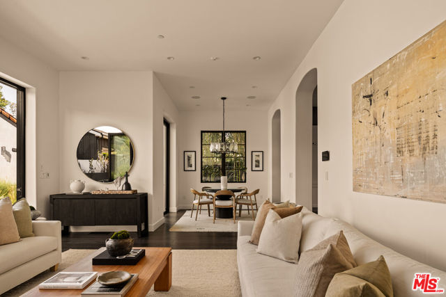 6607 Maryland Drive, Los Angeles CA: https://media.crmls.org/mediaz/39f0b090-b8eb-4a06-9780-25bcc78a537d.jpg