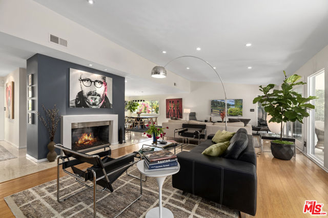 8670 Allenwood Road, Los Angeles CA: https://media.crmls.org/mediaz/39f0d51f-0203-407f-a33a-e9d39cf3b540.jpg