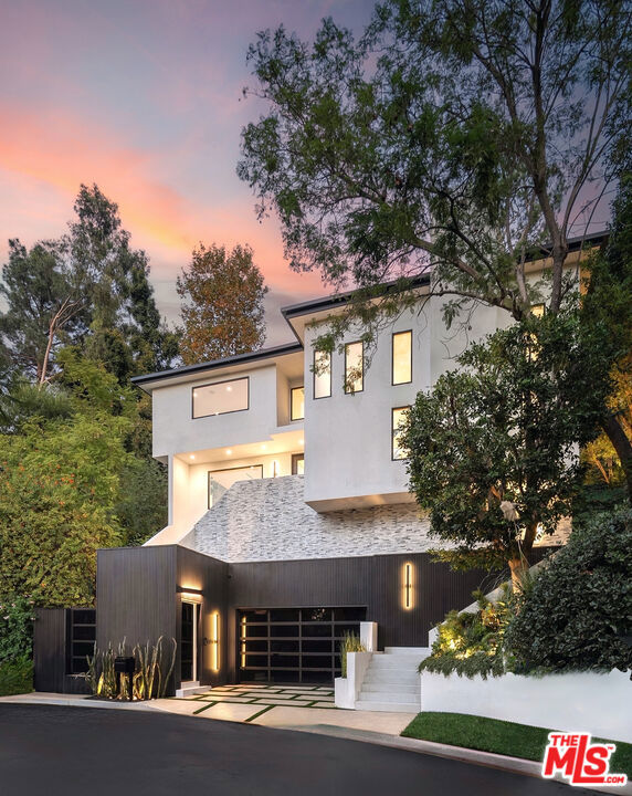 3290 N Knoll Drive, Los Angeles CA: https://media.crmls.org/mediaz/39f1c855-1131-4a4f-9a1a-c90877f338c2.jpg