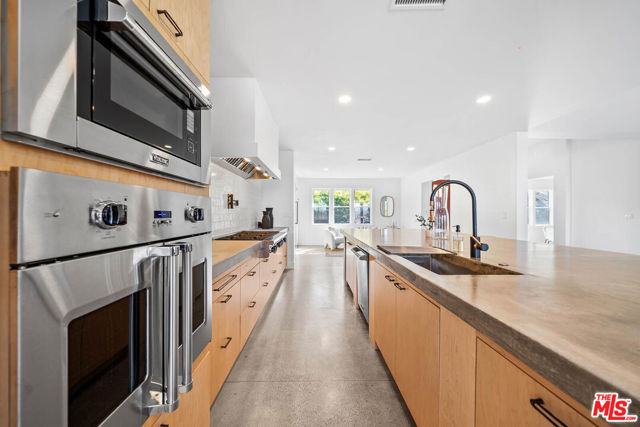 32070 Via Vera, Bonsall CA: https://media.crmls.org/mediaz/39f2bfed-df24-4fa7-bf11-5abc426464f1.jpg