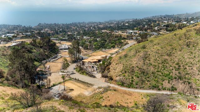 1228 Las Lomas Place, Pacific Palisades CA: https://media.crmls.org/mediaz/39f2d48a-071e-4115-ada6-a66918cdf5a5.jpg