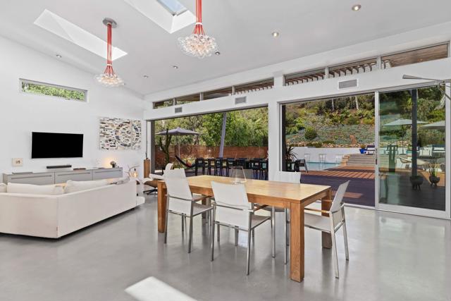 6672 Avenida Andorra, La Jolla CA: https://media.crmls.org/mediaz/39f37180-c29e-4425-822f-db9b3793f454.jpg