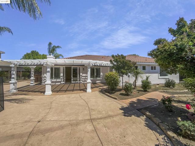 1127 Santa Margherita Way, Brentwood CA: https://media.crmls.org/mediaz/39f4cd8e-64a8-4ecd-a33f-e7379ac2b6c4.jpg