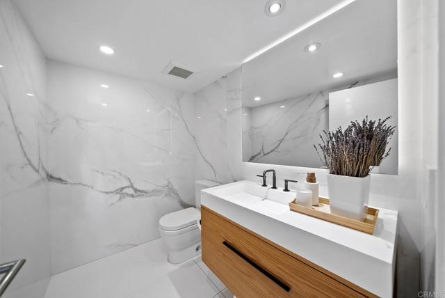 Detail Gallery Image 20 of 50 For 7713 Esterel Dr, La Jolla,  CA 92037 - 5 Beds | 5/1 Baths