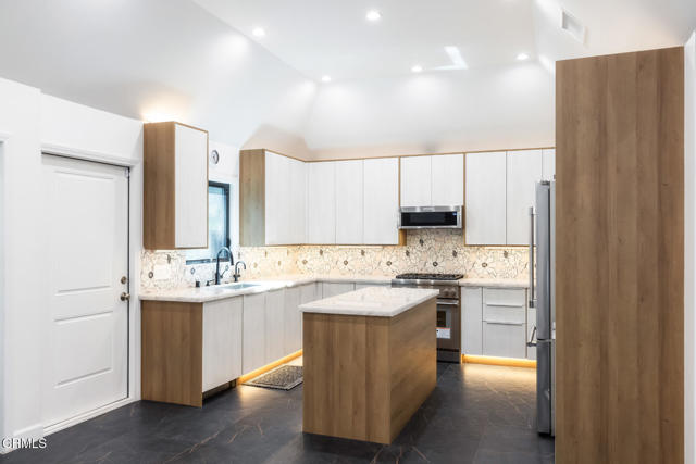 Detail Gallery Image 12 of 74 For 7572 Mcgroarty Ter, Tujunga,  CA 91042 - 6 Beds | 6 Baths