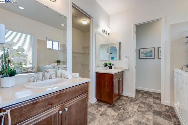1440 Riva Trigoso Dr, Manteca CA: https://media.crmls.org/mediaz/39f7c0a9-cb7b-427d-bb6e-3408e1aefb7c.jpg
