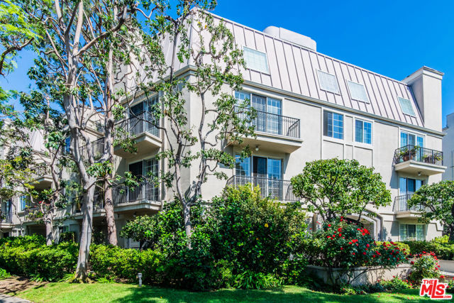 458 N Oakhurst, Beverly Hills CA: https://media.crmls.org/mediaz/39f7cdc7-fd75-4193-b429-e2ad483264ce.jpg