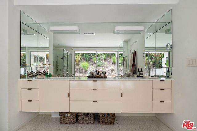 11513 Dona Cecilia Drive, Studio City CA: https://media.crmls.org/mediaz/39f83618-f39d-4e64-a216-80422d32324c.jpg
