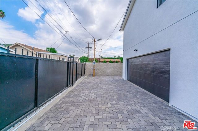 433 W Gage Avenue, Los Angeles CA: https://media.crmls.org/mediaz/39f906e2-75e3-49be-88fb-941e588540d3.jpg