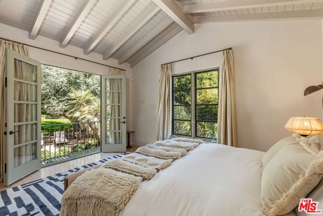 1136 N Doheny Drive, Los Angeles CA: https://media.crmls.org/mediaz/39f9188d-f4d0-4f69-8934-ddda74a1e3f1.jpg