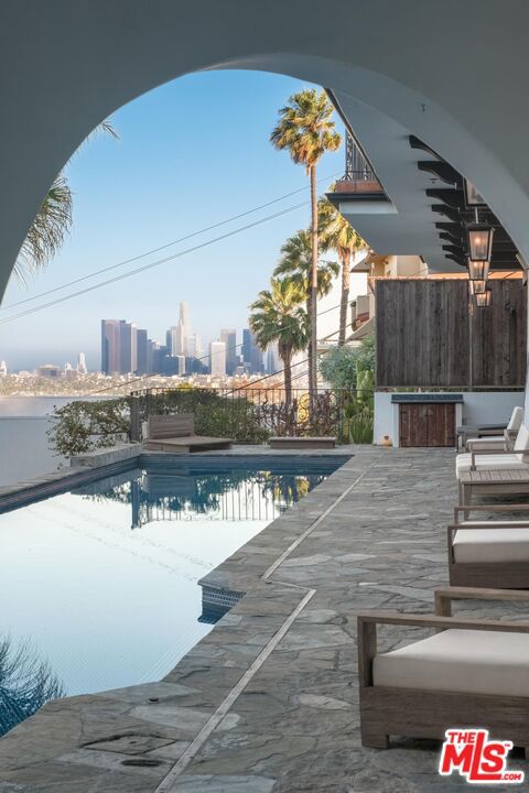 4733 Bonvue Avenue, Los Angeles CA: https://media.crmls.org/mediaz/39f9743e-d55d-42c8-bd6b-f47bd557b5ca.jpg