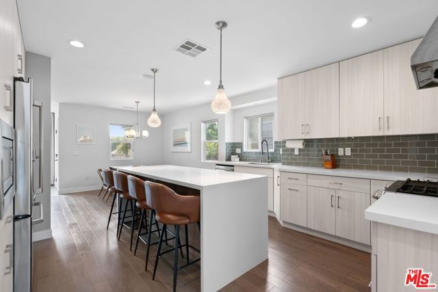 8107 Yorktown Avenue, Los Angeles CA: https://media.crmls.org/mediaz/39fa2931-4f9d-46bd-aebc-5100026615a3.jpg