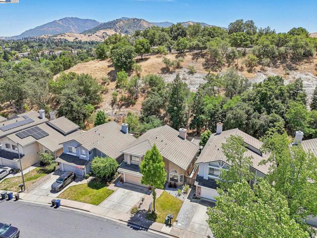 1060 Green Point Ct, Concord CA: https://media.crmls.org/mediaz/39fa6e32-0d84-4121-8d6f-8f5a5d4b9301.jpg