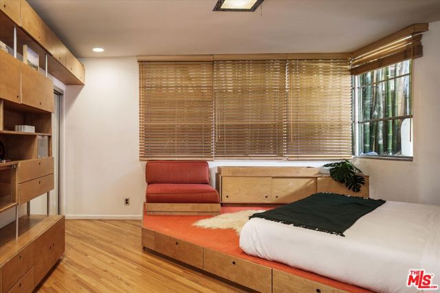 947 N Martel Avenue, Los Angeles CA: https://media.crmls.org/mediaz/39fab5b5-813a-489f-8f64-3e95a0139432.jpg