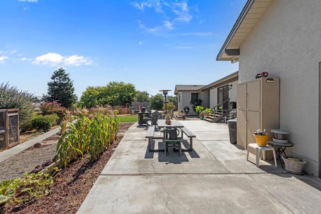 215 Rays Circle, Hollister CA: https://media.crmls.org/mediaz/39fba949-310e-4a91-8a37-979b9068317b.jpg