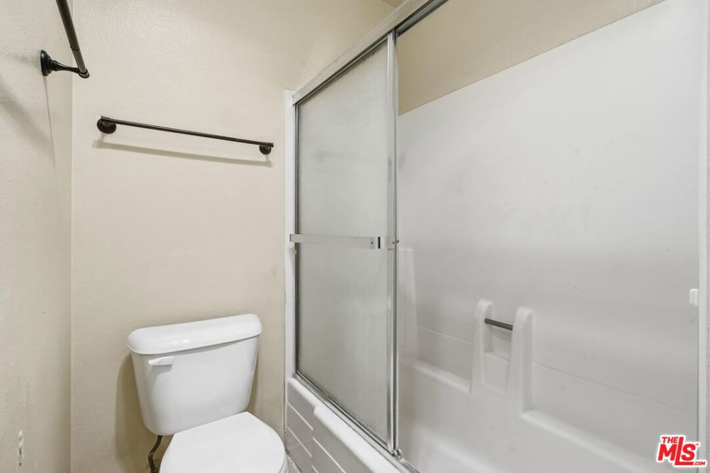 https://media.crmls.org/mediaz/39fcc740-61ec-47a3-bd59-d7fa679d4775.jpg?preset=X-Large