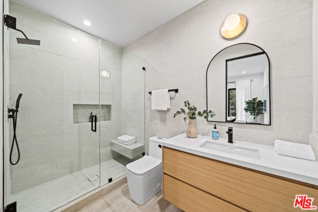 11317 Valley Spring Lane, Studio City CA: https://media.crmls.org/mediaz/39fec0dd-2139-4225-a4ff-6f890795ef6b.jpg