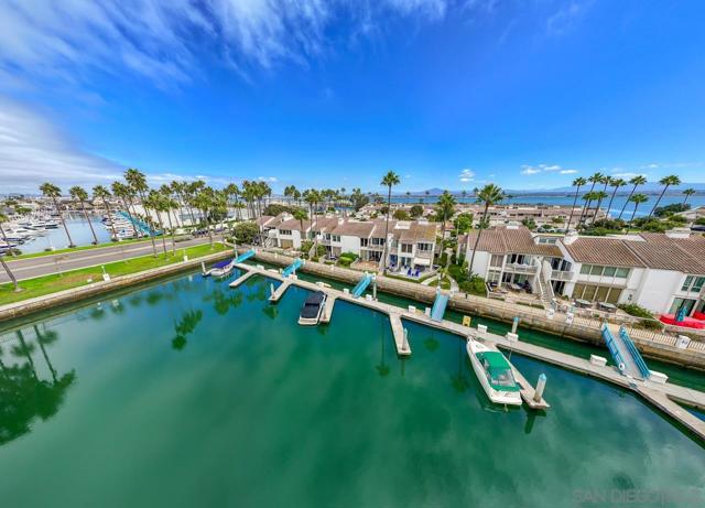 94 Kingston Ct W, Coronado CA: https://media.crmls.org/mediaz/39ff5fe9-bb07-47fa-82c4-be393b196135.jpg