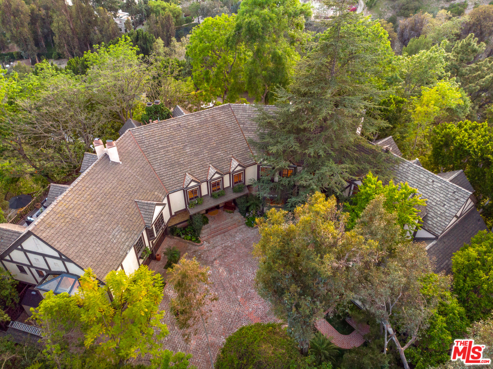 2781 Benedict Canyon Drive