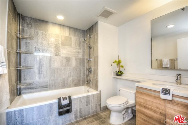 3785 WILSHIRE Boulevard, Los Angeles, California 90010, 2 Bedrooms Bedrooms, ,2 BathroomsBathrooms,Condominium,For Sale,WILSHIRE,21701768