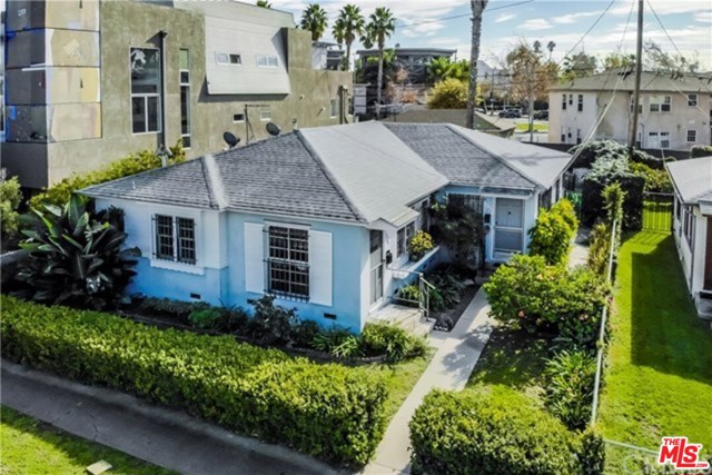 544 Grand Boulevard Venice, California 544-546 Grand Blvd is a highly sought-after duplex, close to the beach, Abbot Kinney Blvd., and Windward Circle area of Venice. Close to restaurants and shops. This 1,473 SF duplex is located on a large 4,500 SF double lot (50 x 90) and offers a desirable unit mix of (2) 2-bed/1-bath. The large lot size, could be ideal for building two single-family residences (buyer to verify).