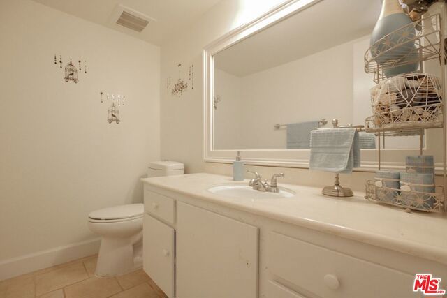 main floor 1/2 bath