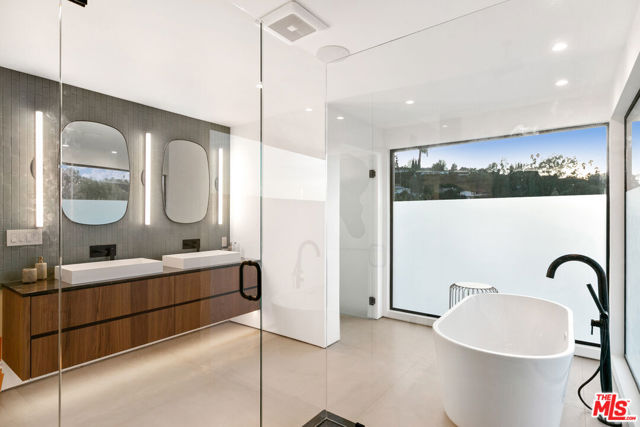 11428 Dona Lola Drive, Studio City CA: https://media.crmls.org/mediaz/3a002be1-472b-4164-821b-740d1826bbe8.jpg