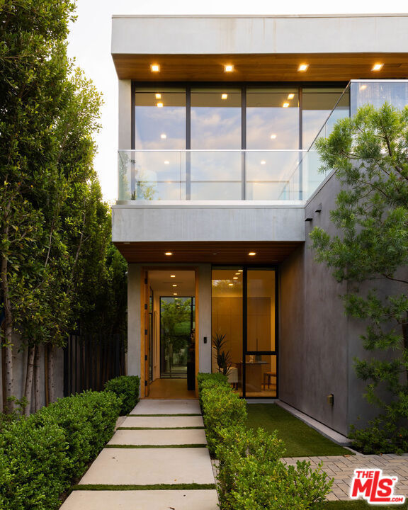 633 N Crescent Heights Boulevard, Los Angeles CA: https://media.crmls.org/mediaz/3a00bac2-86e8-4fb8-8a40-e8ab25ced250.jpg
