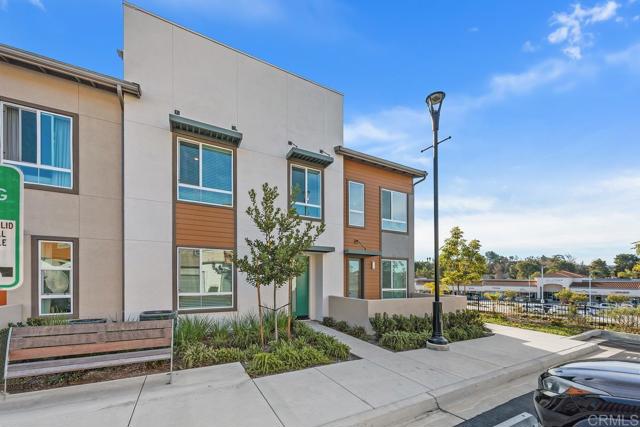 Detail Gallery Image 3 of 41 For 1047 Arrowood Trail, Vista,  CA 92081 - 3 Beds | 2/1 Baths