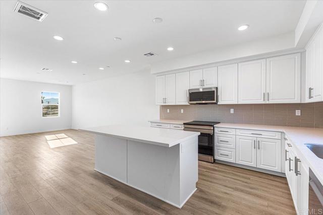 8608 Amherst St, Santee CA: https://media.crmls.org/mediaz/3a01f127-311b-46a0-b0fa-7c1330ed81aa.jpg