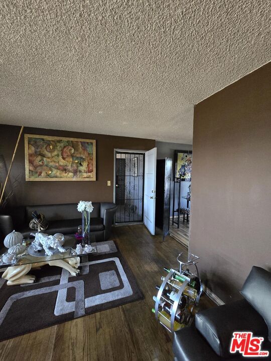 3316 77th Street, Los Angeles, California 90043, 2 Bedrooms Bedrooms, ,1 BathroomBathrooms,Condominium,For Sale,77th,24422583