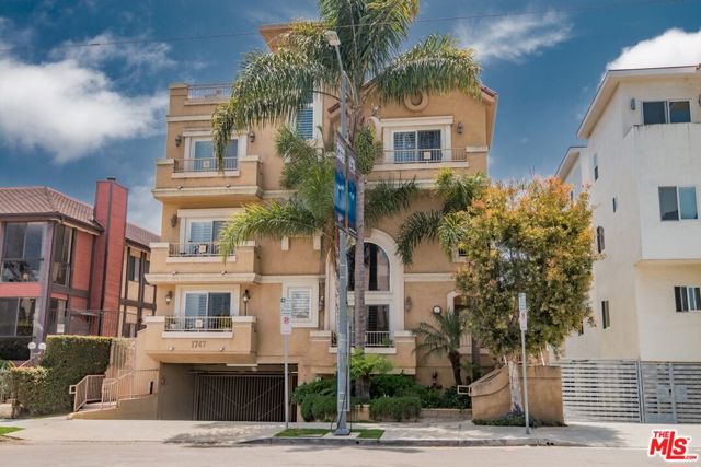 1747 S Barrington Avenue, Los Angeles CA: https://media.crmls.org/mediaz/3a03b84b-b124-4987-8d7f-608a06ebd39c.jpg
