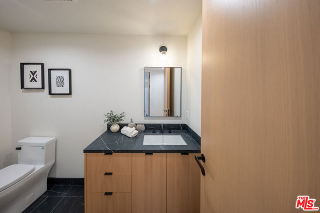 10352 Riverside Drive, Toluca Lake CA: https://media.crmls.org/mediaz/3a03c280-645d-45da-b99d-940ea8bd2415.jpg