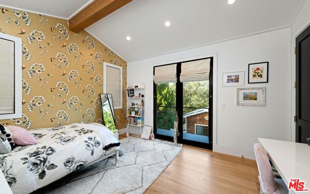 16101 Royal Mount Drive, Encino CA: https://media.crmls.org/mediaz/3a056469-877f-449a-9dc8-dd12e7b83554.jpg