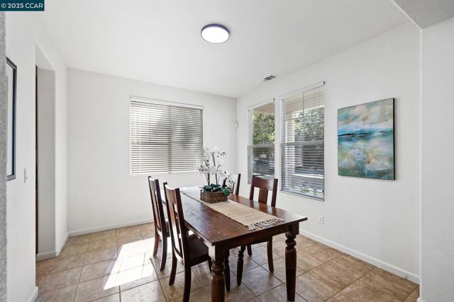 127 Sanford Ct, Brentwood CA: https://media.crmls.org/mediaz/3a057d46-ceda-48e4-87dc-6165da772e60.jpg