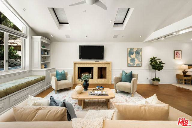 508 GLEN Trail, Topanga CA: https://media.crmls.org/mediaz/3a065a01-8ef1-46f1-bab3-54996c41aed4.jpg