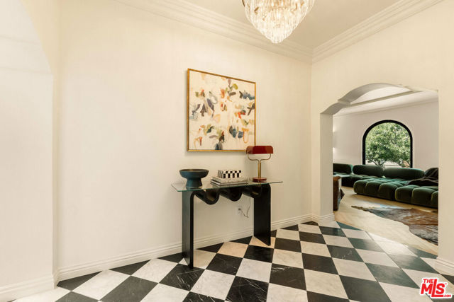 236 S Reeves Drive, Beverly Hills CA: https://media.crmls.org/mediaz/3a07b52c-2b5a-49fa-8709-11d62c7a7006.jpg