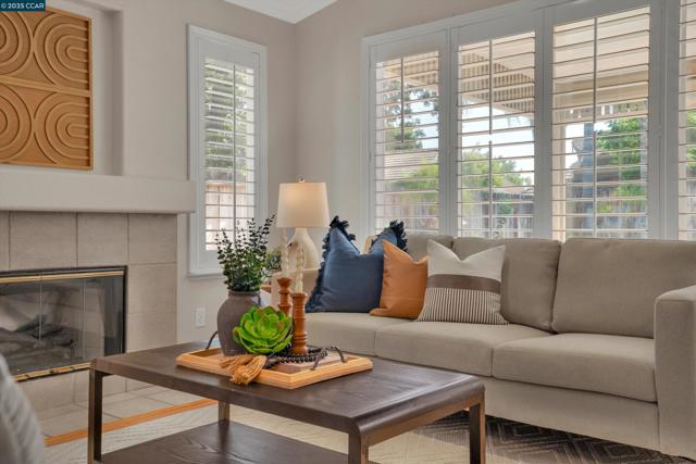 380 Claremont Dr, Brentwood CA: https://media.crmls.org/mediaz/3a095dd5-921b-4f54-80bc-94421d0f5690.jpg