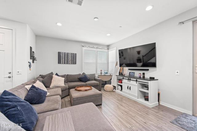 1830 Poppy Drive, Simi Valley CA: https://media.crmls.org/mediaz/3a09d2b3-57fd-45ad-8064-a94350193cfd.jpg