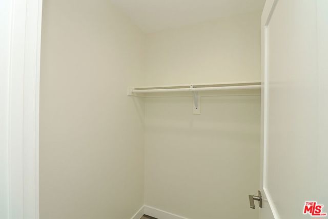 2121 S Burnside Avenue, Los Angeles CA: https://media.crmls.org/mediaz/3a0a7e92-7a3e-48ef-8364-3357d968f256.jpg