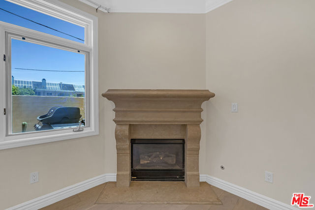 1022 10th Street, Santa Monica CA: https://media.crmls.org/mediaz/3a0ab70d-2b30-4260-a6a5-e81c32e0aba5.jpg