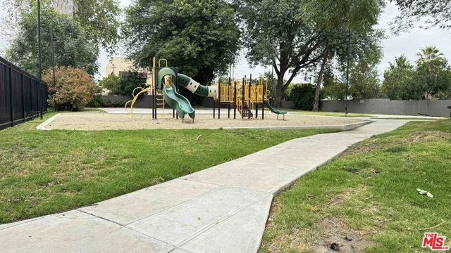 20159 Cohasset Street, Winnetka CA: https://media.crmls.org/mediaz/3a0b2a6a-f5ec-4c3a-880a-1c8c2e5ec3b2.jpg